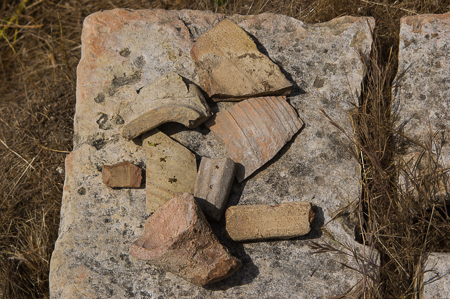 Die Ruinenlandschaft von Salamis: Immer noch ist der Boden von Fundstücken übersät