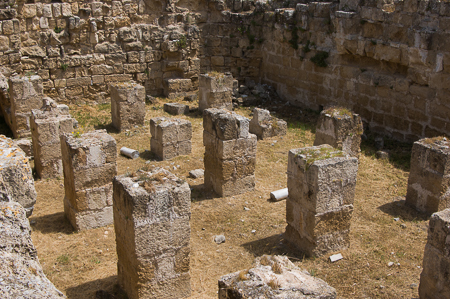 Die Ruinenlandschaft von Salamis: Zisterne an der Agora