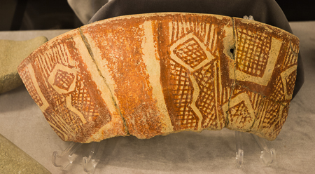 Im Archäologischen Museum des Barnabas-Klosters: Fund aus Catalköy, Agios Epiktitos Vrysi, rote Keramik auf weißem Grund, aus dem späten Neolithikum um 4000 v.Chr.