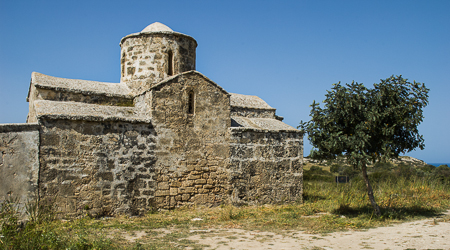 Reste der Kirche Pergaminiotissa (hinter Tatlisu an der Nordküste, ausgeschildert)