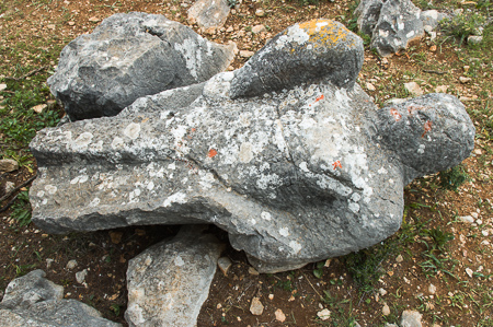 Auf dem Karpaz unterwegs: Zwei überlebensgroße Statuen südlich von Agios Thyrsos