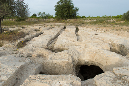 Auf dem Karpaz unterwegs: Ausgrabungsstätte mit Gräbern und einer Ölmühle zwischen Büyükkonuk und Sazliköy
