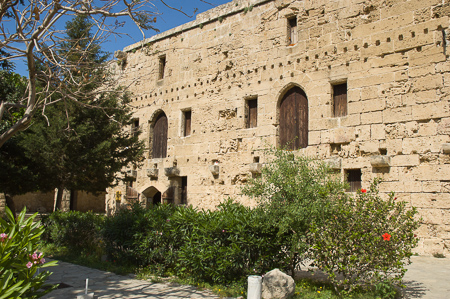 In der Burg von Girne: Blick vom Hof gen Osten, wo u.a. das Schiffswrackmuseum untergebracht ist