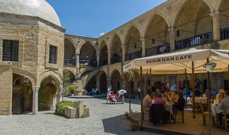 In der Hauptstadt Nicosia (Lefkosa): Der schön renovierte Büyük Han, eine faszinierende ehemalige Karawanserei mit Geschäften und Restaurant