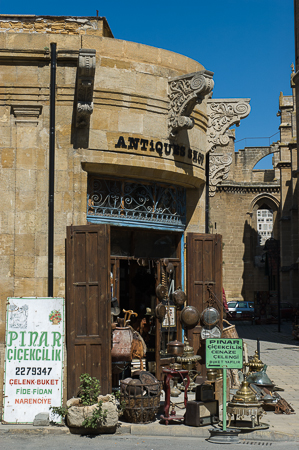 In der Hauptstadt Nicosia (Lefkosa) - Einkaufen neben der Selimiye  Moschee