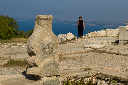 Die Ausgrabungsstätte von Vouni ganz im Westen der Insel: Stele an einer Zisterne