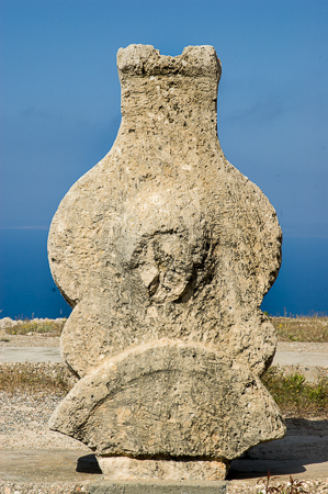 Die Ausgrabungsstätte von Vouni ganz im Westen der Insel: Stele an einer Zisterne