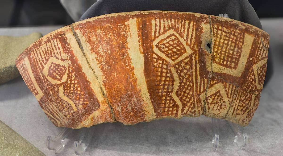 Im Archäologischen Museum des Barnabas-Klosters: Fund aus Catalköy, Agios Epiktitos Vrysi, rote Keramik auf weißem Grund, aus dem späten Neolithikum um 4000 v.Chr.