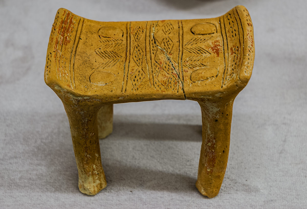 Im Archäologischen Museum des Barnabas-Klosters: Fein verzierte rote Keramik aus der Bronzezeit (2300 - 1900 v. Chr.)