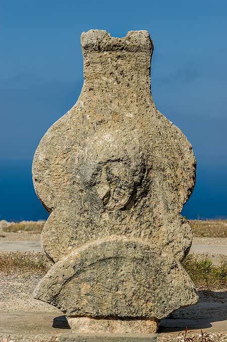 Die Ausgrabungsstätte von Vouni ganz im Westen der Insel: Stele an einer Zisterne