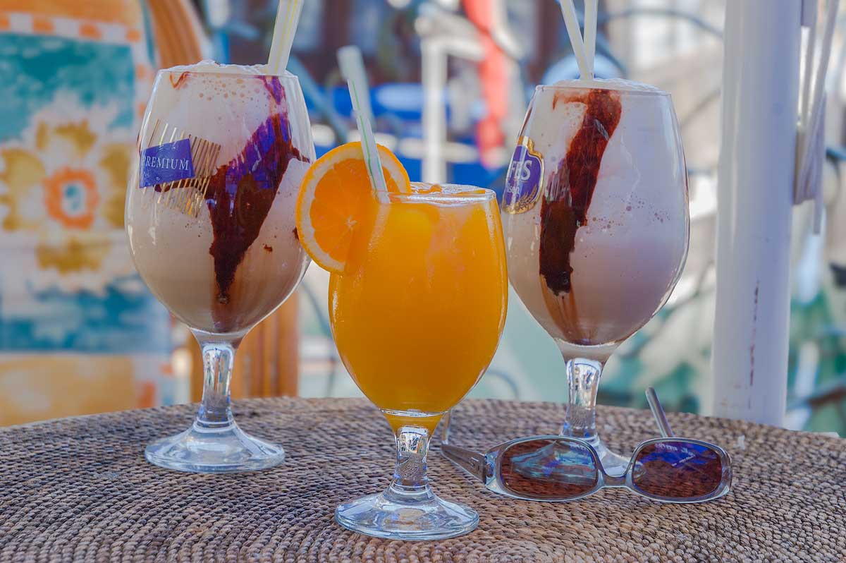 Eiscafé und Orangensaft im Hafen von Girne