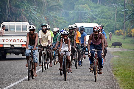 Papua-Neuguinea - New Ireland Racing Team auf dem Boluminski Highway