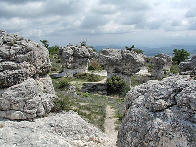 Frankreich - Provence - Kalksteingebilde in Les Mourres