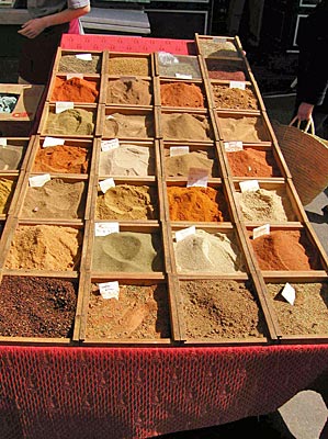 Provence - Marktstand mit Gewürzen in Vaison la Romaine