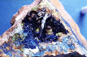 Neubulach-Azurit Mineralienmuseum.jpg (29460 Byte)