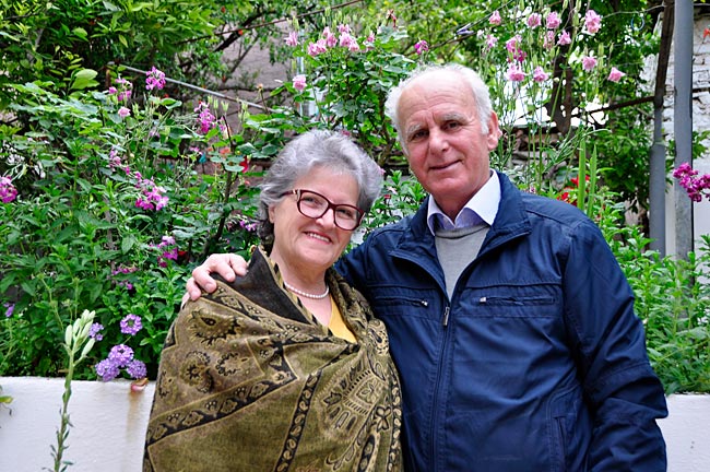 Ehepaar Dashamir und Ermioni Qorri in ihrem Haus in Elbasan am Fluss Shkmbin, Albanien