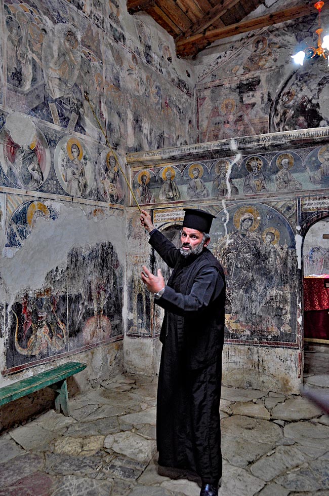 Pater Pal Qosja erklärt die Bedeutung der Fresken, Nikolauskirche im Dorf Shelcan, bei Elbasan, Albanien