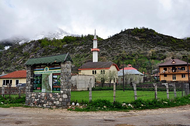 Bergdorf Fushe-Studen im Nationalpark Shebenik-Jabllanice, unterhalb vom Shebenik-Massiv, im Osten von Albanien