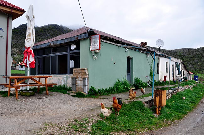 Restaurant "Bei Fatis" im Bergdorf Fushe-Studen im Nationalpark Shebenik-Jabllanice, unterhalb vom Shebenik-Massiv, im Osten von Albanien