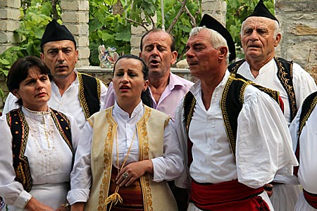 Südalbanien - Lebendige Tradition: Polyphone Gesangsgruppe im Dorf Pilur