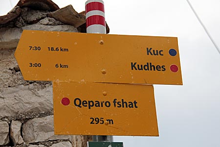 Südalbanien - Mit GIZ-Hilfe aufgebaut: Schilder und Markierungen weisen den Weg von Dorf zu Dorf