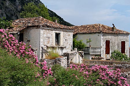 Südalbanien - Alte Steinhäuser, von Blumen umrankt: In Bergdörfern wie Qeparo findet sich manches Idyll