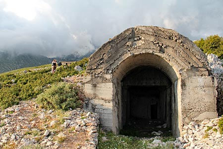 Südalbanien - Betonbunker aus der Zeit Enver Hoxhas an Llogarapass