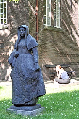 Amsterdam - Skulptur im Begijnhof