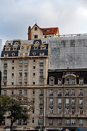 Argentinien - Buenos Aires - Wohnhaus auf einem Hochhausdach in der Avenida 9 de Julio