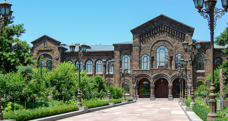  Kloster Etschmiadsin: Sitz des Katholikos, des Oberhaupts der Armenischen Apostolischen Kirchen