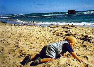 Australien / Kind im Sand