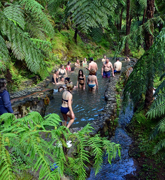 Azoren - Insel Sao Miguel - Die Caldeira Velha mit Wasserfall und Thermalbecken