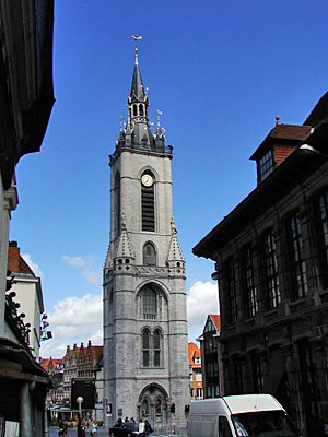 Belgien - Wallonien - Eine der ältesten Glockentürme Belgiens steht in Tournai © fdp