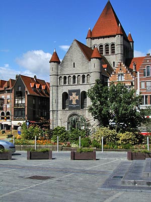 Belgien - Wallonien - Tournai - An der Grand Place: die Kirche des hl. Quintinus