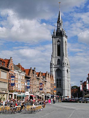 Belgien - Wallonien - Tournai - Gran dPlace mit Glockenturm