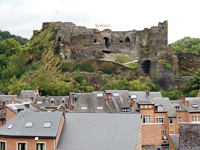 Belgien - Wallonien - Hoch über dem Städtchen thront die ehemalige fürstliche Burganlage © fdp