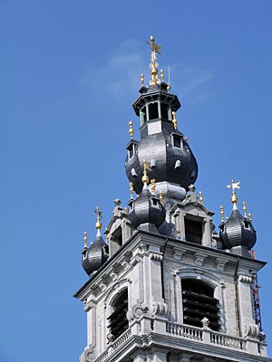 Belgien - Wallonien - Hoch über dem Rathaus steht der Belfried von Mons © fdp