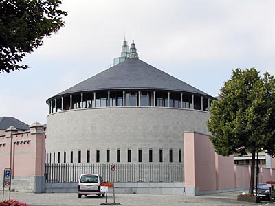 Belgien - Wallonien - Mons - Ein postmoderner „Befestigungsturm“ als Teil des Gerichtshofs © fdp