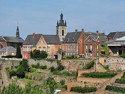 Belgien - Wallonien - Inmitten von „Hängenden Gärten“ der Glockenturm von Thuin © fdp