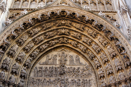 Antwerpen, Liebfrauenkathedrale: Prächtiges Bildprogramm im Bogenfeld über dem Haupteingang der Kathedrale