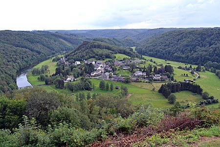 Belgien - Rochehaut - Grüne Hölle: Blick ins Tal unterhalb von Rochehaut, durch das sich die Semois windet
