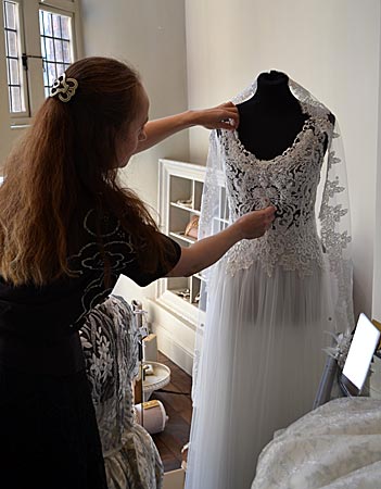 Belgien - Brügge - Brautmode für die Welt mit einem Detail aus Brügge: Veerle Praet prüft ein Kleid mit einem Oberteil aus Spitze