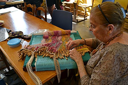 Belgien - Brügge - Altes Handwerk, noch lebendig: Hobby-Klöpplerin bei ihrer diffizilen Arbeit im Brügger Zentrum für Spitze