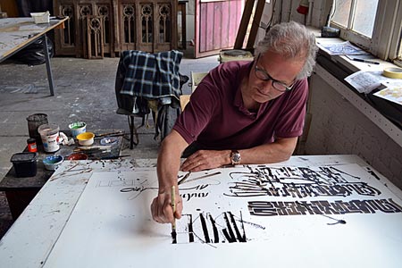 Belgien - Brügge - Der Künstler unter den Handwerkern: Brody Neuenschwander bei einer kalligrafischen Studie