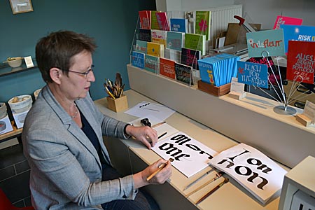 Belgien - Brügge - Glaubt an die Kraft des Wortes: Kalligrafin Sofie Verscheure demonstriert die Kalligrafie in ihrem Geschäft