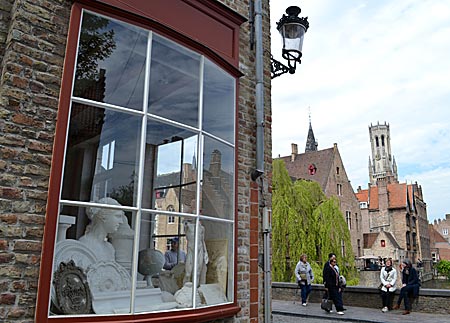 Belgien - Brügge - Exklusiv: Gegenüber einer der meist fotografierten Ecken Brügges macht Pol Standaert in einem Showroom mit historischen Dekorationsartikeln auf seine Arbeit aufmerksam