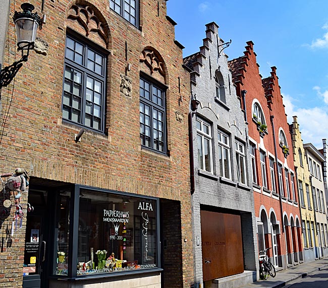 Belgien - Typisch Brügge: Historische Giebelhäuser und ein „Handmade“-(Papier-)Geschäft. Daneben arbeitet hinter einer „schokoladigen“ Stahltür ein Chocolatier