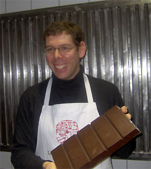 Chocolatier mit Schokoladenblock