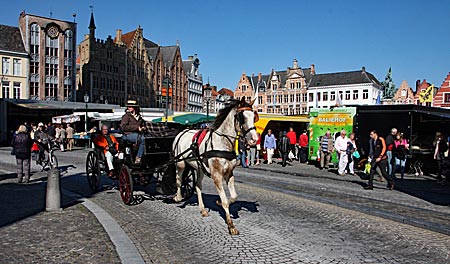 Belgien - Flandern - Beliebt bei Besuchern aus nah und fern: Die Erkundung der Altstadt von Brügge in der Pferdekutsche