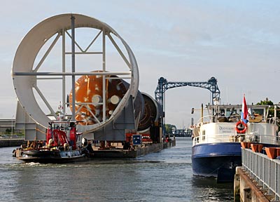 Belgien - Flandern - Begegnung der besonderen Art – ein Schwerlasttransport per Binnenschiff passiert die Brücke in Willebroek. Ein Glück, dass die QUO VADIS in Gegenrichtung unterwegs war und nicht hinter dem Riesen hinterher schleichen musste